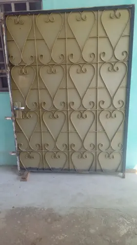 Portão fechado completo com batente, 1,37x1,83 bem reforçado