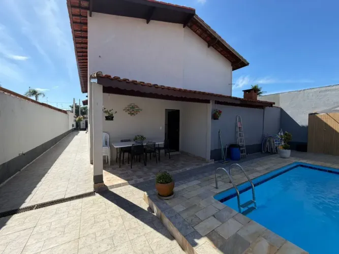 Casa com 03 quartos e piscina no Cibratel 2, em Itanhaém - SP