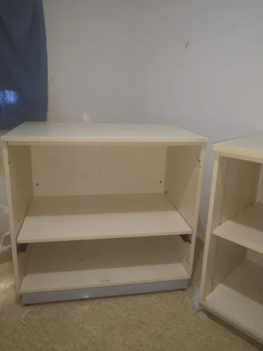 Vende-se 2 armários seminovos com prateleiras, suporte em baixo e rodinhas