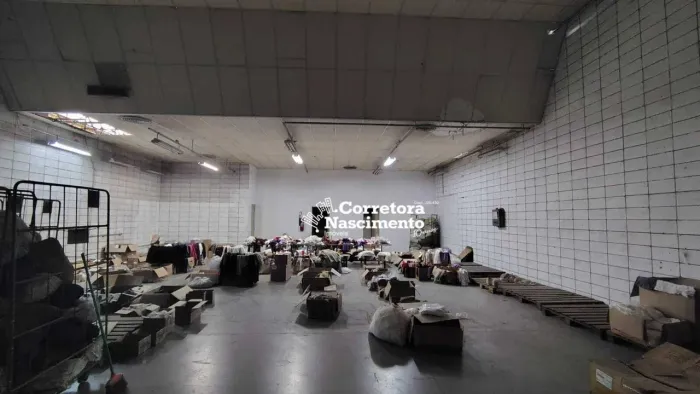 Galpão para alugar, 250 m² por R$ 5.700/mês