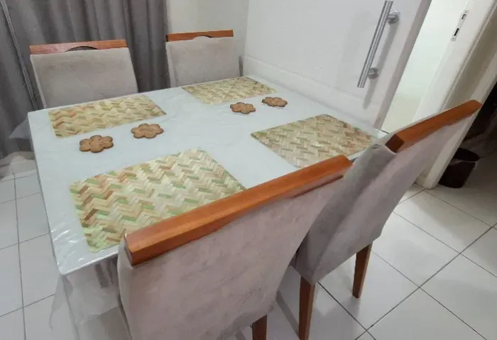 Mesa de jantar retangular com tampo de vidro e 4 cadeiras
