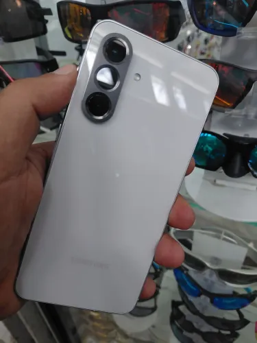 Samsung A56 5G 256GB 16GB RAM 8+8 Extra novo trocas só com volta em dinheiro.