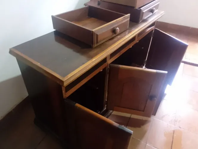 Vendo cômoda de madeira maciça usada