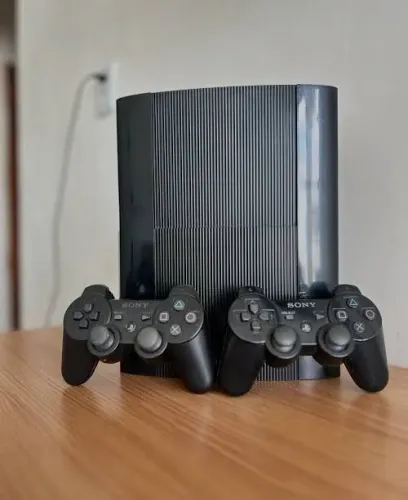 Ps3 com 11 jogos e 2 controles