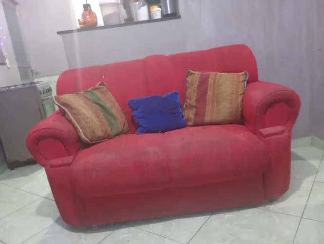 Sofá simples usado