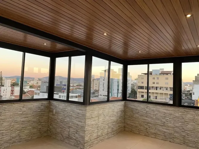 Coberturas em telhas sanduíche e toldos em policarbonato
