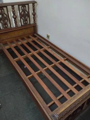 Cama de madeira 