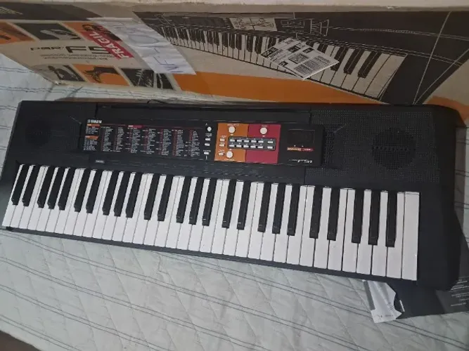 Teclado músical seminovo