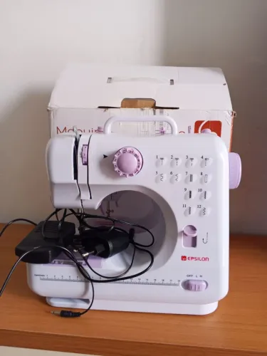 Máquina de costura nova para artesanato, pequenos reparos e tecidos leves.