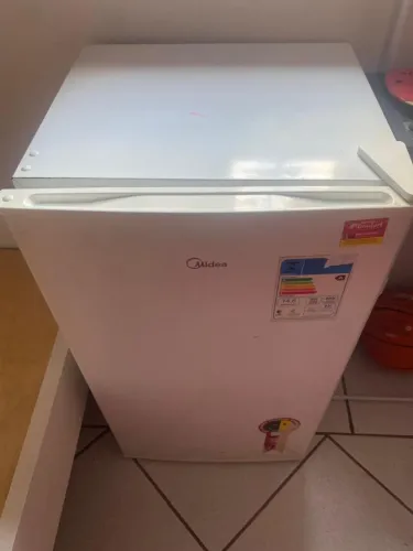 Vendo esse frigobar semi novo perfeito estado 600 pra vender logo