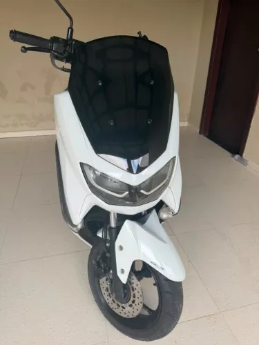 Moto Nmax branca