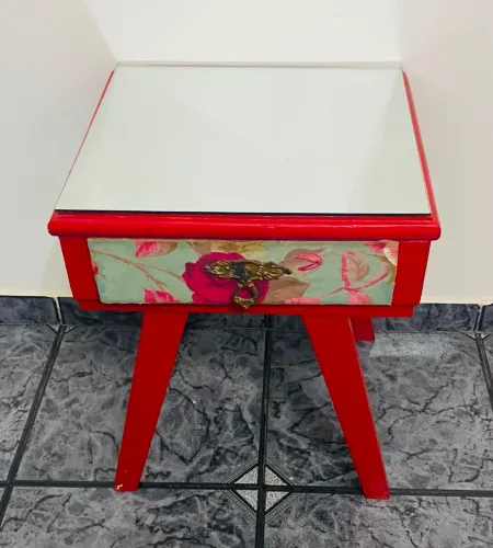 Mesa De Cabeceira Retrô Vermelha Com Gaveta Floral E Espelho