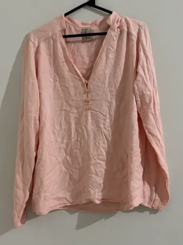 blusa rosa claro de botões dourados