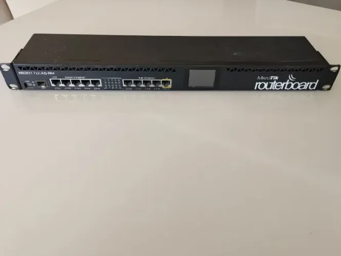 Roteador MikroTik RB2011UiAS-RM (10 Portas + SFP + Tela LCD)