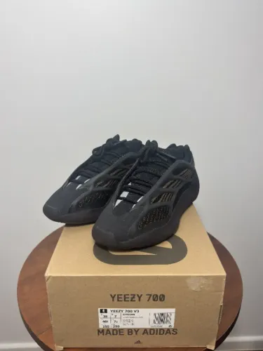 adidas Yeezy 700 V3 Clay Brown - 39BR - Usado (9.5/10)