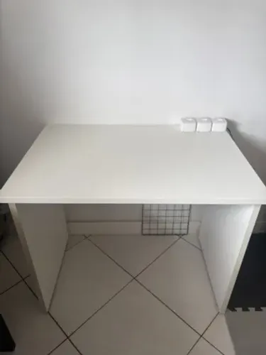 Mesa de Escritório 90x60 com 3 Tomadas - Firme e Resistente
