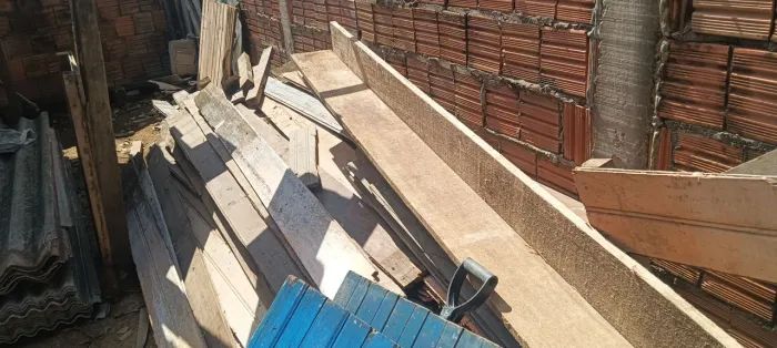 Vende-se tábuas 