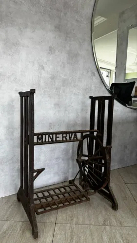 Pé de máquina Minerva, antiguidade.