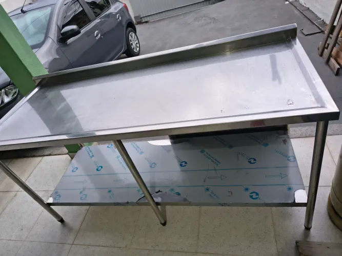 Balcão inox médio com prateleira