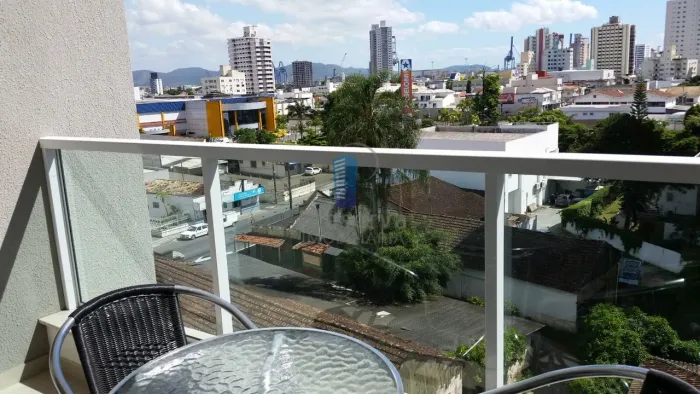 Apartamento com 2 dormitórios, sacada com churrasqueira e área de lazer no Centro de Itaja