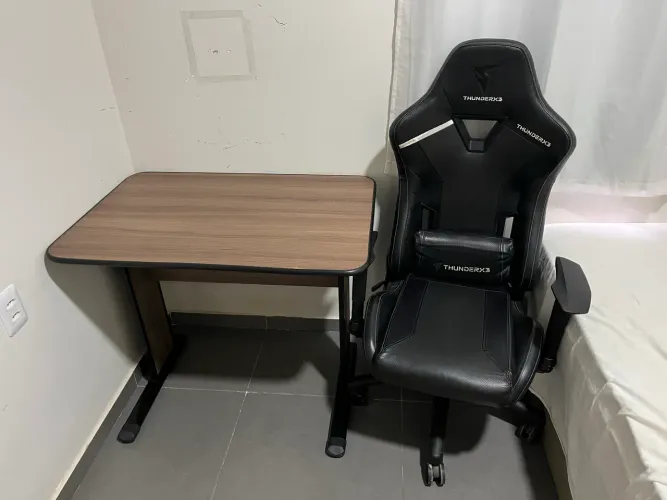 Cadeira gamer e mesa de escritório 