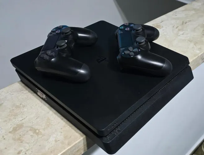 PS4 Slim + 2 Controles Originais + 4 Jogos