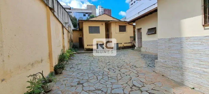 Casa de fundos comercial ou residencial, 1 quarto, quintal, área total de 95m², Rua Grão M