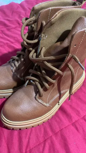 Bota coturno marrom sonhos dos pés  