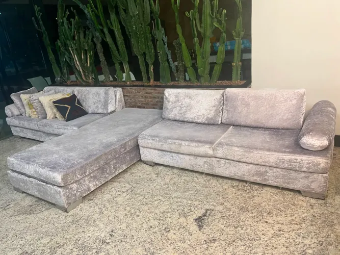 Sofá de Canto Retrátil com Chaise em Veludo Cinza - Excelente Estado
