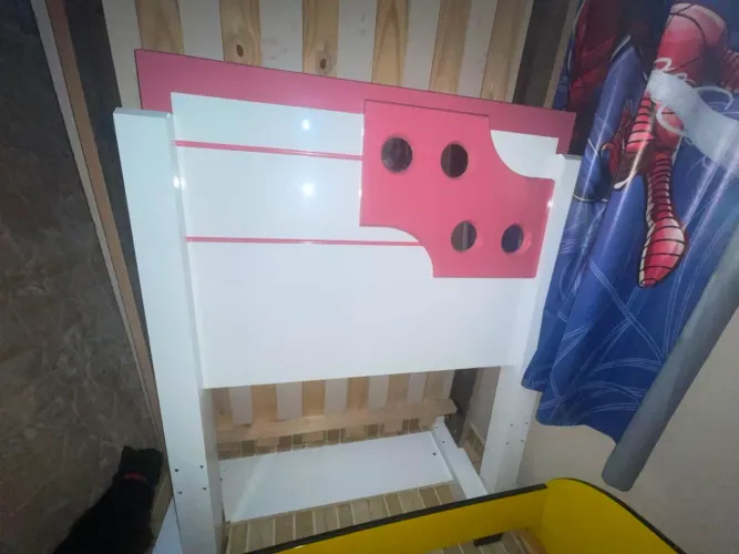 Cama de menina desmontada sem colchão