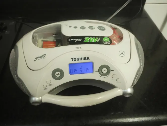 Rádio AM FM CD AUX MP3 mp4 USB Toshiba planet