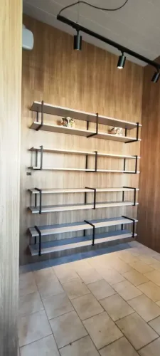 ? Painel + Prateleiras Estilo Industrial - Italinéa