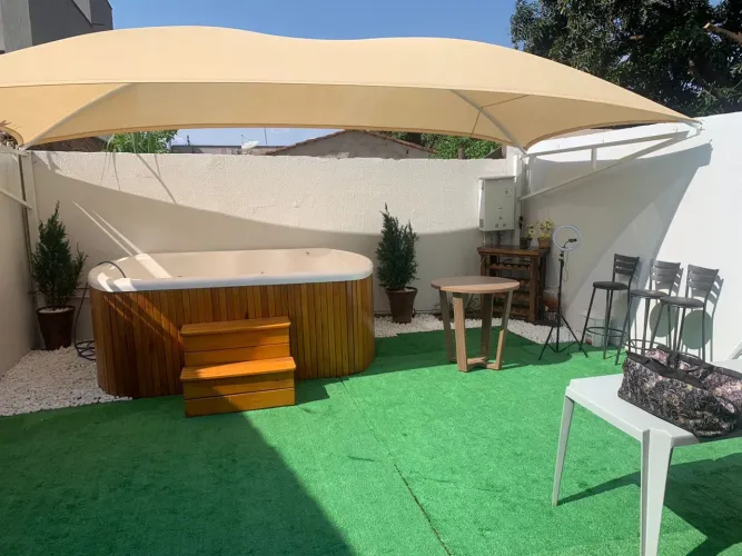 Hidromassagem area externa/ area de lazer/ churrasqueira tijolinho/ jacuzzi 