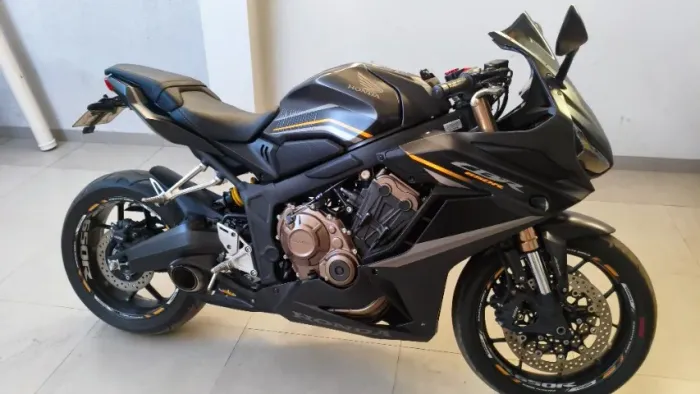 CBR 650R - 2022 - Top, muito nova.