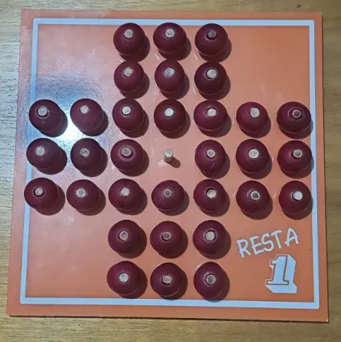Jogo Resta 1 em madeira