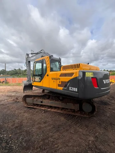 Escavadeira Volvo EC 210B