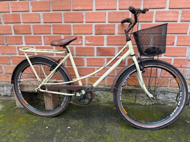 Bicicleta Vintage c/ cesto frontal; Rodas c/ aro Aero; Pneus novos, Selim e bagageiro.