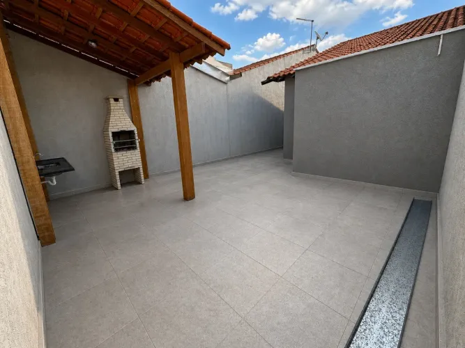 Casa Reformada | 2 Dorms + Suíte | Quintal e Churrasqueira | R$ 420 mil