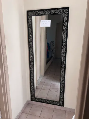 Espelho grande de corpo inteiro com moldura decorativa