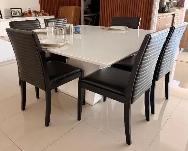 Mesa de jantar quadrada de laca