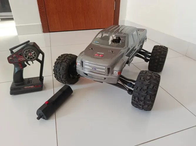 Automodelo traxxas revo 3.3 com ré