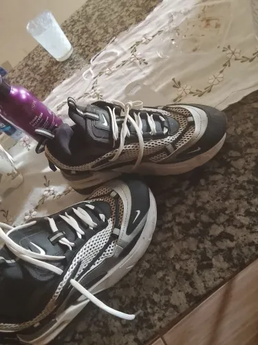 Vendo tênis Nike muito novo estou vendendo barato pq ficou pequeno no meu pé