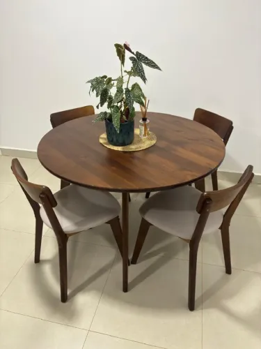 Mesa de jantar redonda com diâmetro de 120 cm e altura de 76 cm