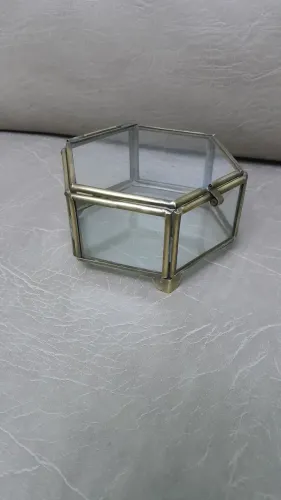 Antigo porta joias em vidro e bronze. 