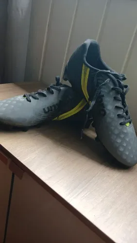 Vende-se chuteira nunca usada por 50 reais