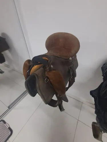 Vendo sela em excelente estado de conservação.