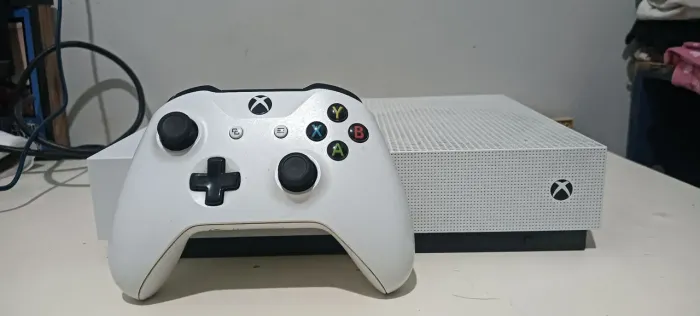 Xbox one S - bem cuidado