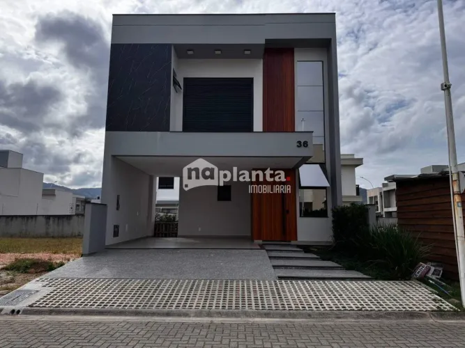 Casa em Condomínio à venda no Bairro Beira Rio em Biguaçu-SC, com 3 quartos, 1 suíte, 4 va