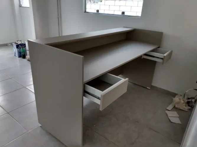 Balcão para recepção com 2 gavetas