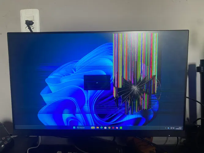 Monitor AOC 24? 180Hz. Liga, mas tela danificada. Para peças ou conserto.